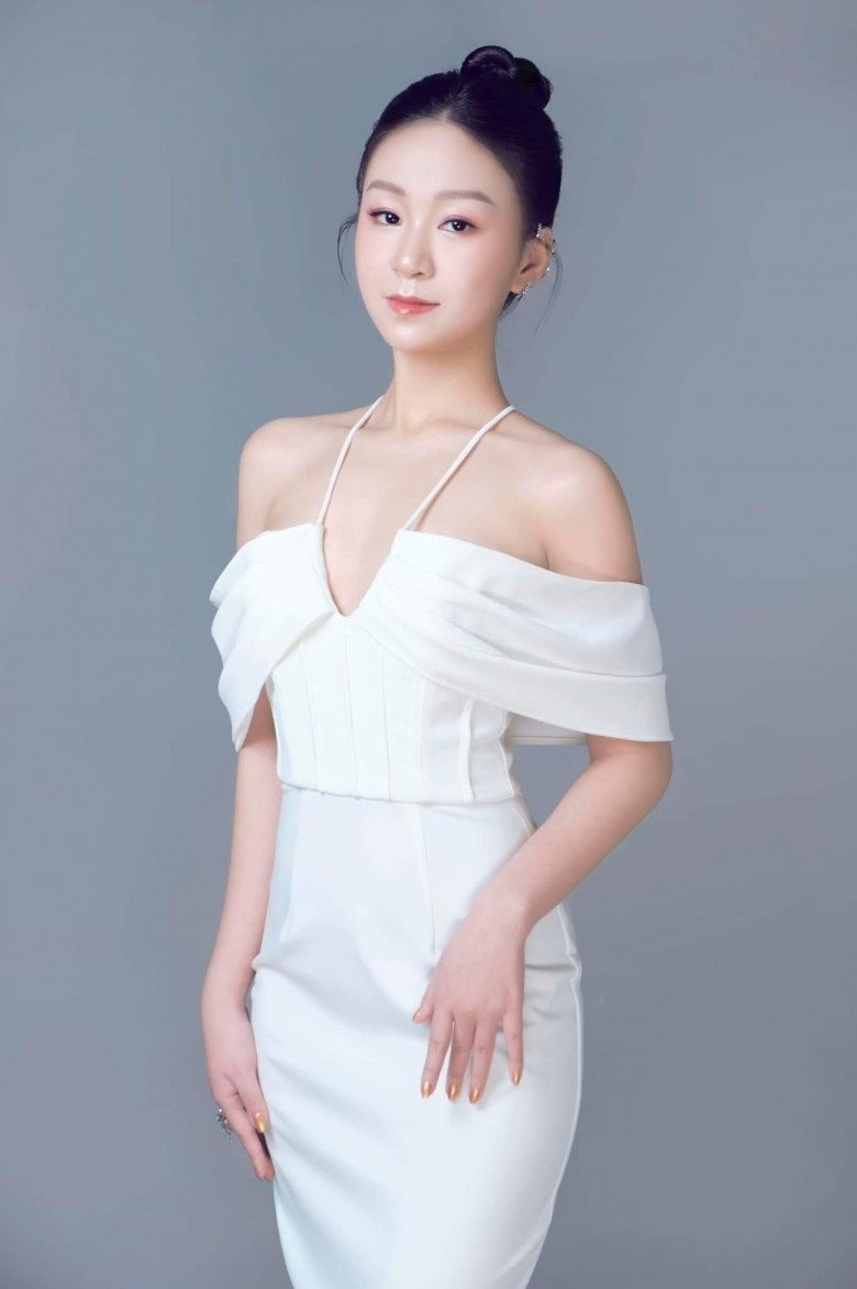 ho-yen-nhi-a-khoi-2-ao-dai-viet-1-1697357772.jpg