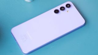 Đây là vua Android tầm trung một thời bán chạy nhất thế giới, rẻ như bèo trang bị đè bẹp iPhone 16